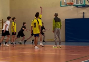 Zawodnicy na boisku w trakcie meczu