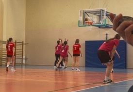 Zawodnicy na boisku w trakcie meczu