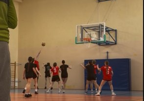 Zawodnicy na boisku w trakcie meczu