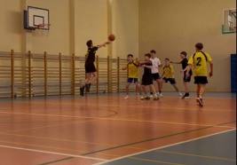 Zawodnicy na boisku w trakcie meczu